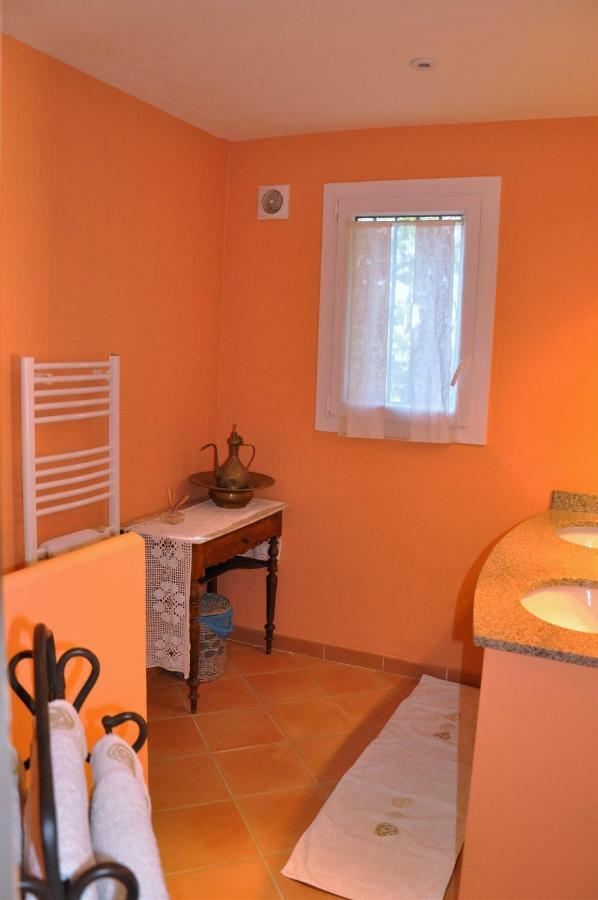 Bed and Breakfast Mas Des Oliviers Saint-Marc-Jaumegarde Esterno foto
